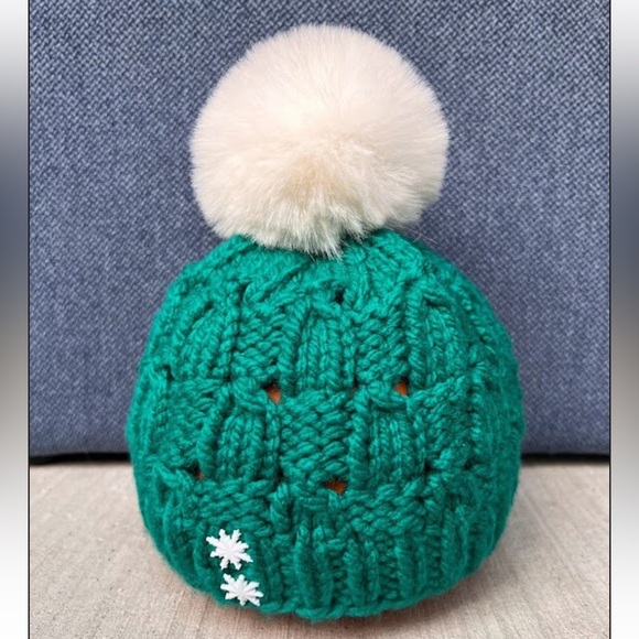 Kids hand knit winter pompom hat - NWOT - Picture 2 of 3